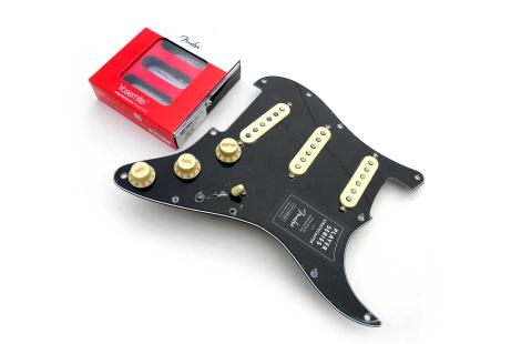 Loaded Pickguard SSS Fender Strat® Player FSR Yosemite 3 plis Black