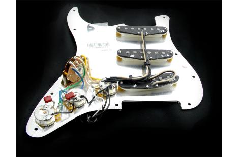 Geladenes Schlagbrett der Fender Strat Player-Serie FSR SSS Fat 60's