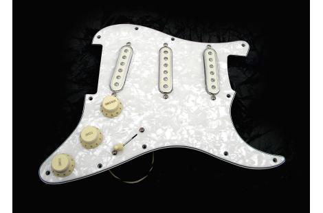 Loaded Pickguard Fender Strat® Cunife Pickups Aged Pearl avec Blender